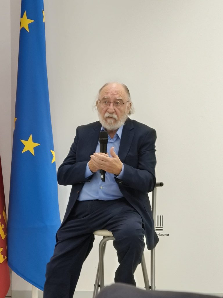 Juan Bautista Sanz en la presentación de la exposición Carpe y los maestros Solana y Vázquez Díaz en el Ayuntamiento de Murcia el 17 de octubre de 2025