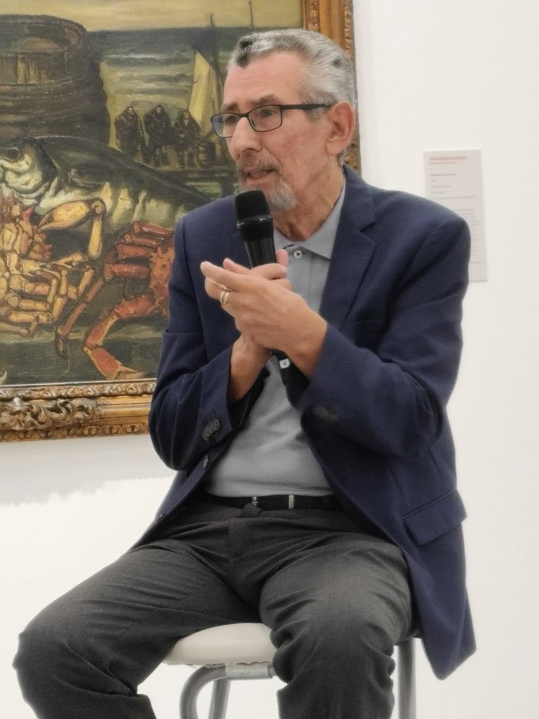 El profesor Germán Ramallo Asensio en la presentación de la exposición Carpe y los maestros Solana y Vázquez Díaz en el Ayuntamiento de Murcia el 17 de octubre de 2025